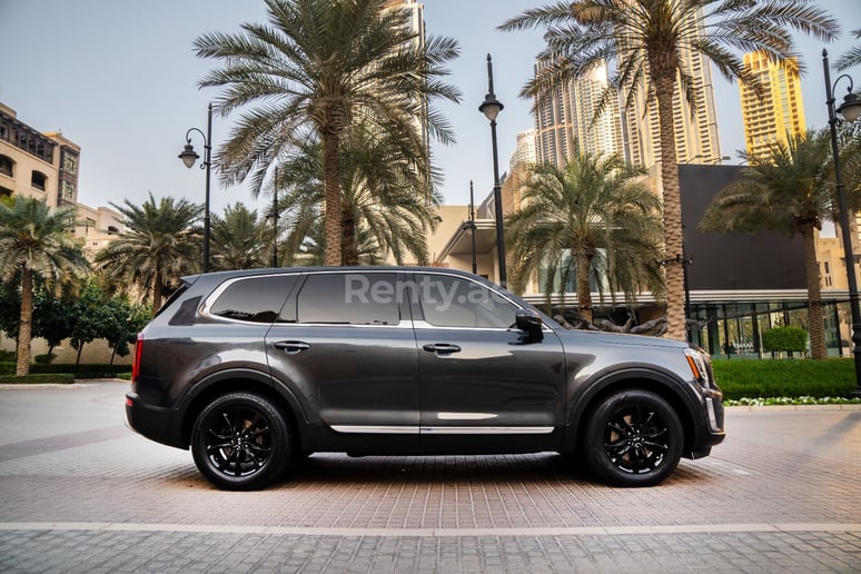 在迪拜 租 起亚Telluride (7 seater) (深灰色), 2020