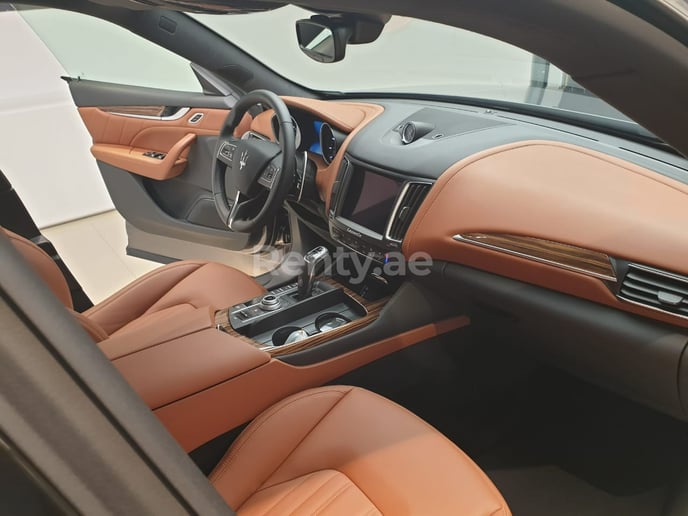 Maserati Levante (Gris Fonc&eacute;), 2019 &agrave; louer &agrave; Duba&iuml;