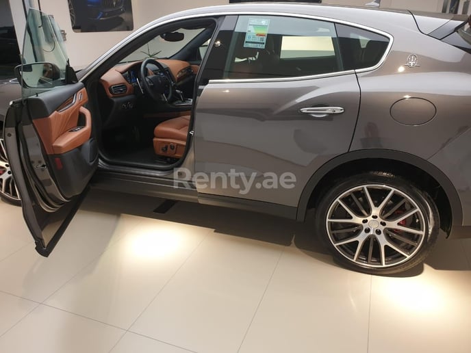 Maserati Levante (Gris Fonc&eacute;), 2019 &agrave; louer &agrave; Duba&iuml;