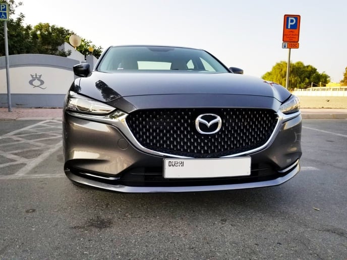 Dubai'de kiralık Mazda 6 (Koyu Gri), 2023