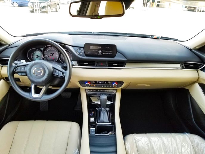 Dubai'de kiralık Mazda 6 (Koyu Gri), 2023