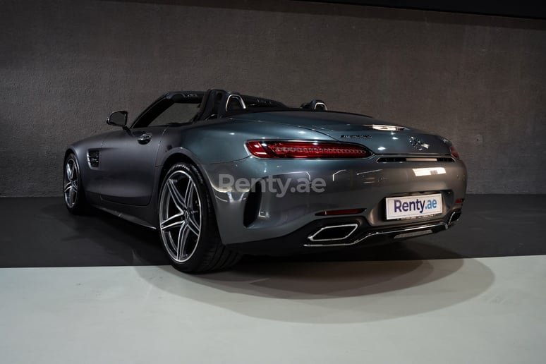 Dubai'de kiralık Mercedes GTC cabrio (Koyu Gri), 2018