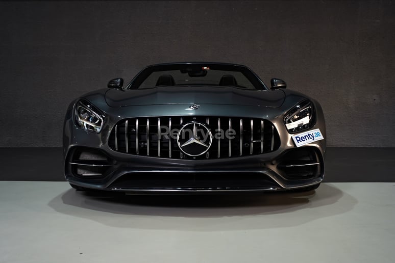 Dubai'de kiralık Mercedes GTC cabrio (Koyu Gri), 2018