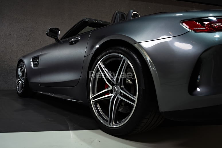 Dubai'de kiralık Mercedes GTC cabrio (Koyu Gri), 2018