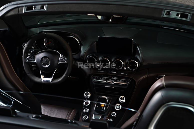 Dubai'de kiralık Mercedes GTC cabrio (Koyu Gri), 2018