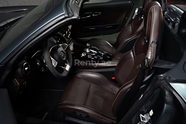 Dubai'de kiralık Mercedes GTC cabrio (Koyu Gri), 2018