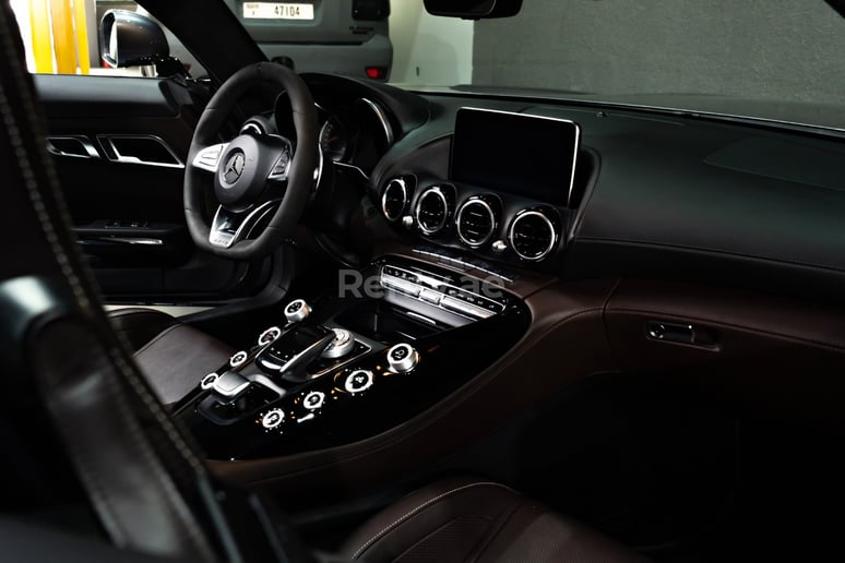 Dubai'de kiralık Mercedes GTC cabrio (Koyu Gri), 2018