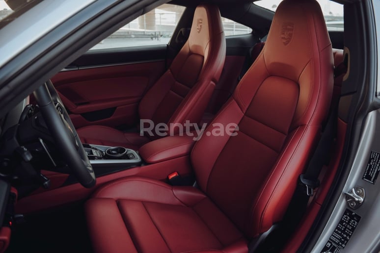 Porsche 911 Carrera 2s (Zilver), 2021 te huur in Dubai