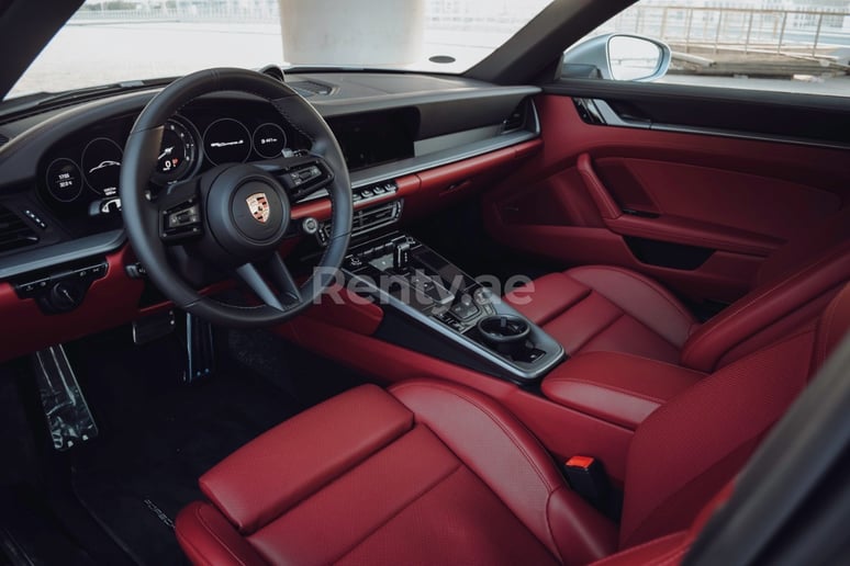 Porsche 911 Carrera 2s (Zilver), 2021 te huur in Dubai