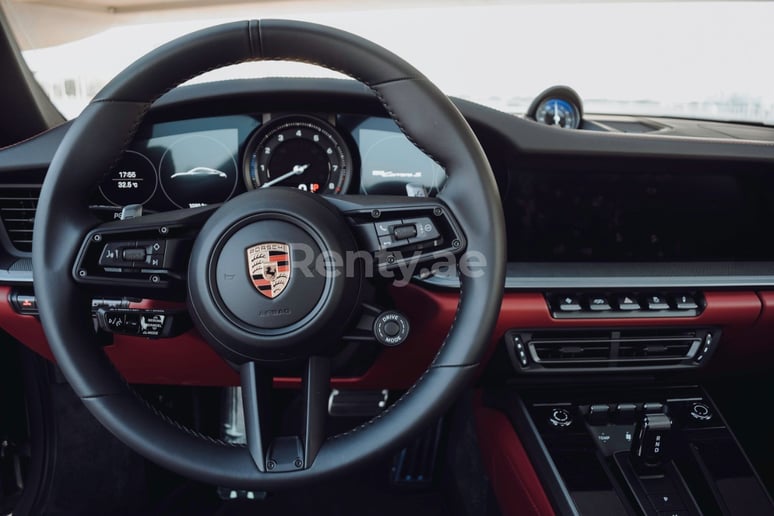 Porsche 911 Carrera 2s (Zilver), 2021 te huur in Dubai