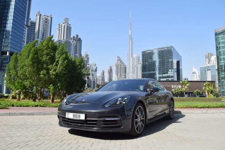Dubai'de kiralık Porsche Panamera 4 (Koyu Gri), 2019