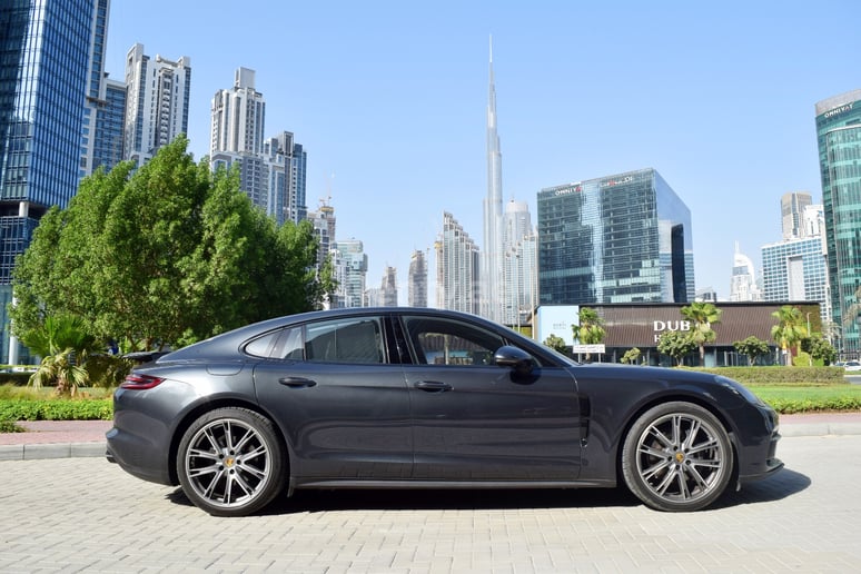 Dubai'de kiralık Porsche Panamera 4 (Koyu Gri), 2019