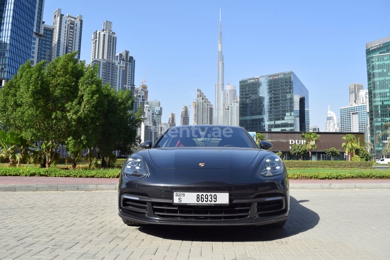Dubai'de kiralık Porsche Panamera 4 (Koyu Gri), 2019