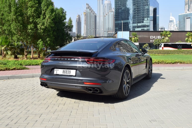 Dubai'de kiralık Porsche Panamera 4 (Koyu Gri), 2019