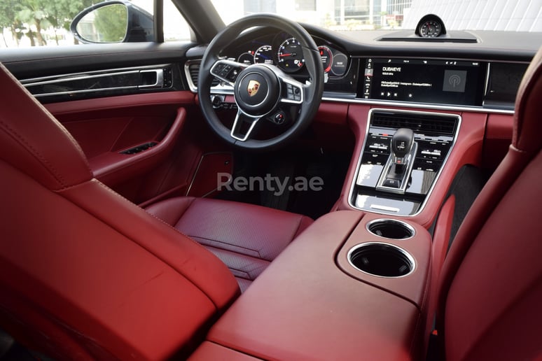 Dubai'de kiralık Porsche Panamera 4 (Koyu Gri), 2019