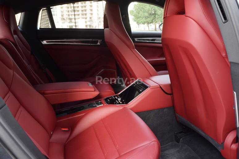 Dubai'de kiralık Porsche Panamera 4 (Koyu Gri), 2019