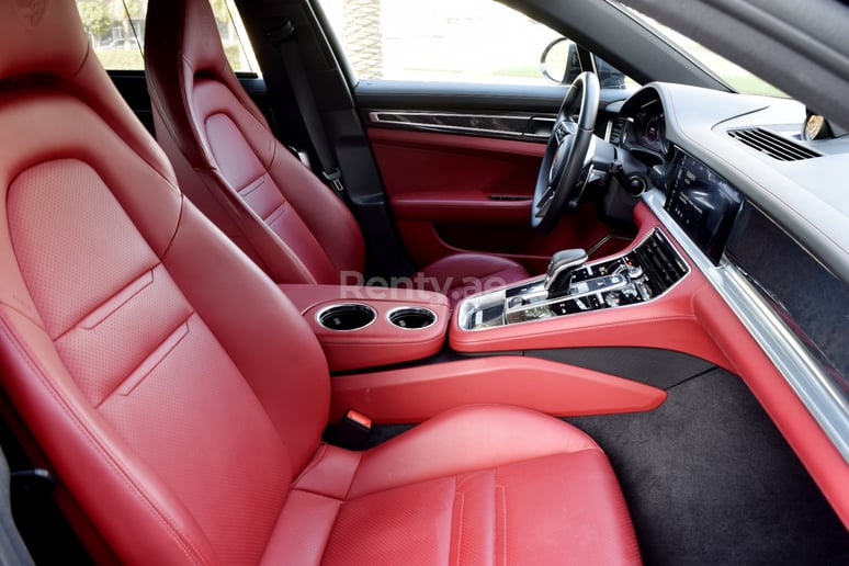 Dubai'de kiralık Porsche Panamera 4 (Koyu Gri), 2019