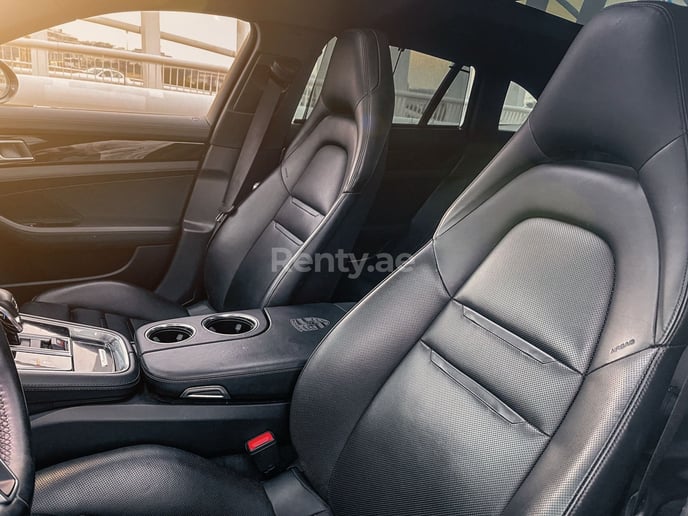 Dubai'de kiralık Porsche Panamera 4S Turismo Sport (Koyu Gri), 2018
