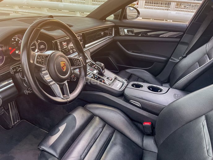 Dubai'de kiralık Porsche Panamera 4S Turismo Sport (Koyu Gri), 2018