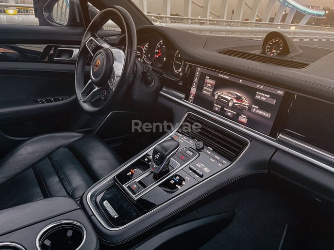 Dubai'de kiralık Porsche Panamera 4S Turismo Sport (Koyu Gri), 2018
