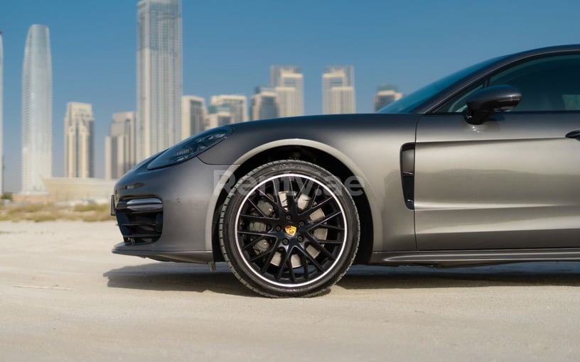Dubai'de kiralık Porsche Panamera 4S Turismo Sport (Koyu Gri), 2018