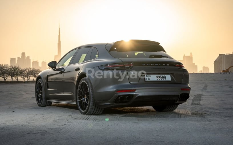 Dubai'de kiralık Porsche Panamera 4S Turismo Sport (Koyu Gri), 2018