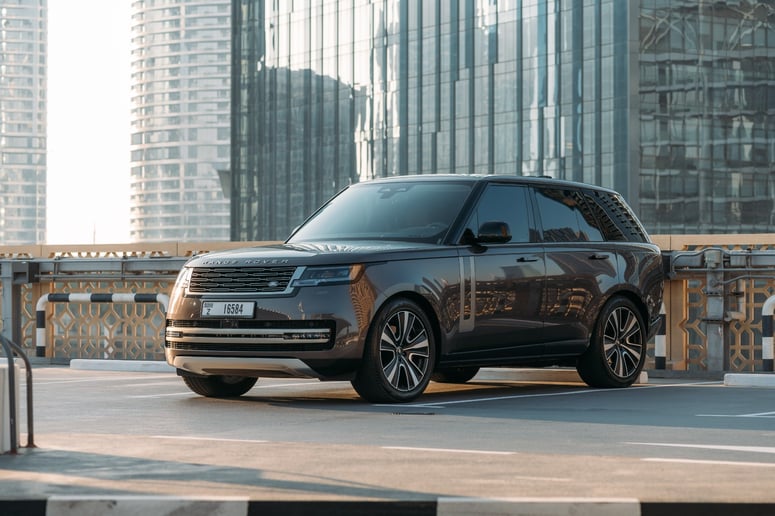 Range Rover Vogue HSE (Gris Oscuro), 2023 para alquiler en Ras Al Khaimah