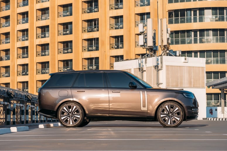 Range Rover Vogue HSE (Gris Oscuro), 2023 para alquiler en Ras Al Khaimah