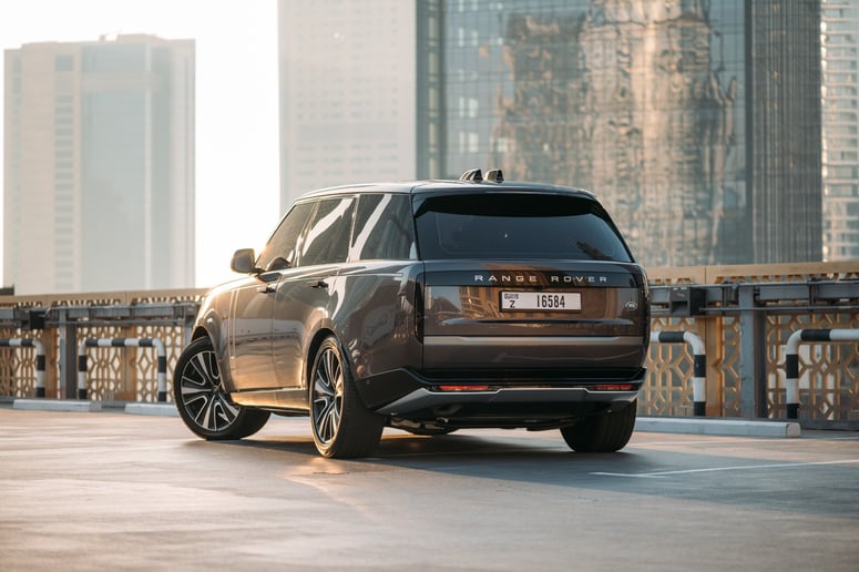 Range Rover Vogue HSE (Gris Oscuro), 2023 para alquiler en Ras Al Khaimah