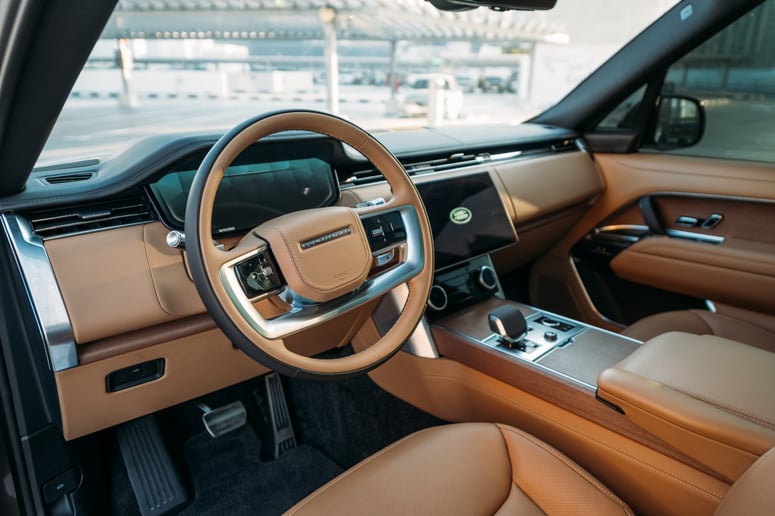 Range Rover Vogue HSE (Gris Oscuro), 2023 para alquiler en Ras Al Khaimah