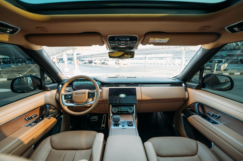 Range Rover Vogue HSE (Gris Oscuro), 2023 para alquiler en Ras Al Khaimah