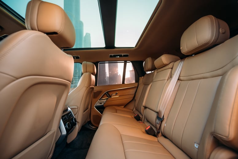 Range Rover Vogue HSE (Gris Oscuro), 2023 para alquiler en Ras Al Khaimah