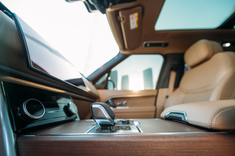 Range Rover Vogue HSE (Gris Oscuro), 2023 para alquiler en Ras Al Khaimah