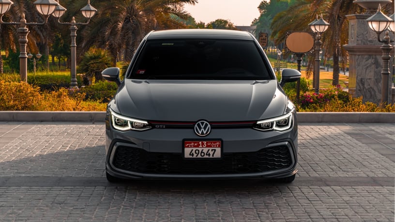 Abu Dabi'de kiralık Volkswagen Golf GTI (Koyu Gri), 2021