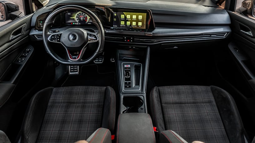 Abu Dabi'de kiralık Volkswagen Golf GTI (Koyu Gri), 2021