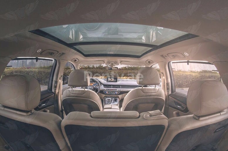 Dubai'de kiralık Audi Q7 (Altın), 2016