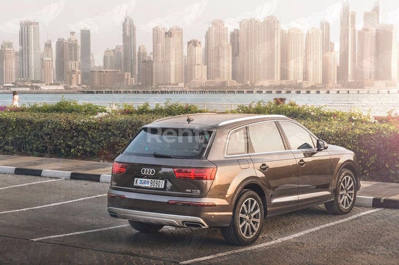 Dubai'de kiralık Audi Q7 (Altın), 2016