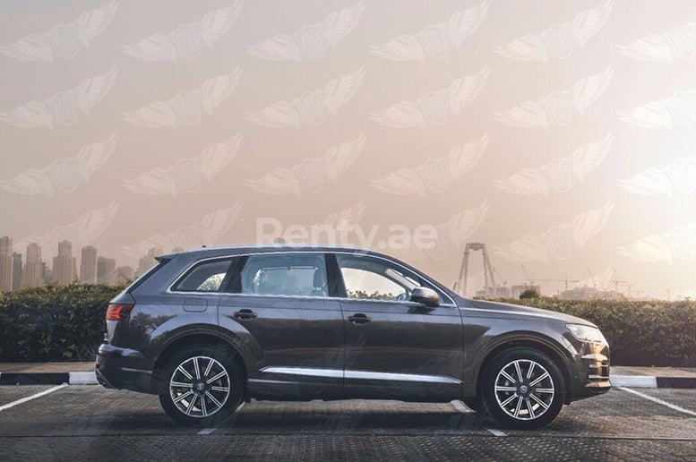 Dubai'de kiralık Audi Q7 (Altın), 2016