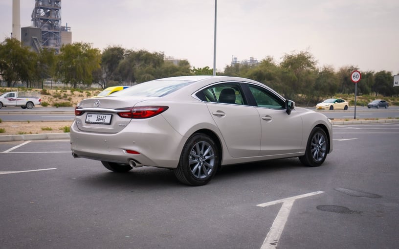 在哈伊马角租车 租 马自达6 (金), 2024