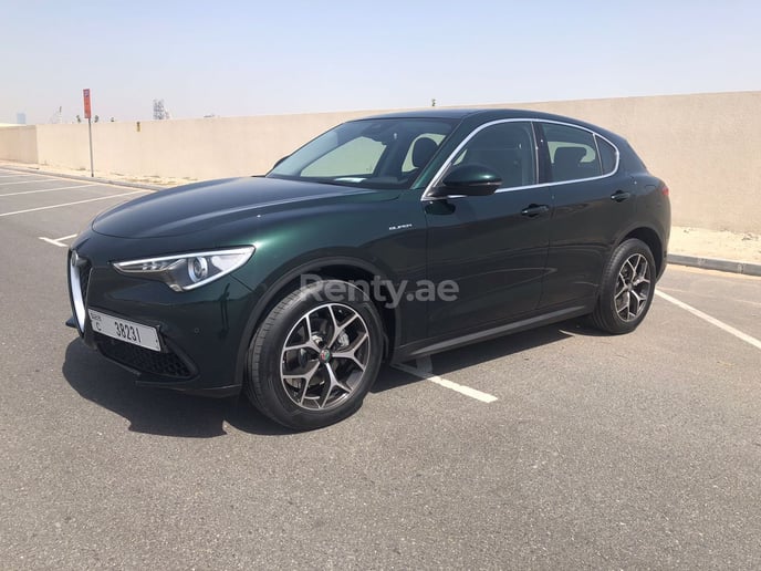 在迪拜 租 阿尔法-罗密欧 Stelvio (绿色), 2022