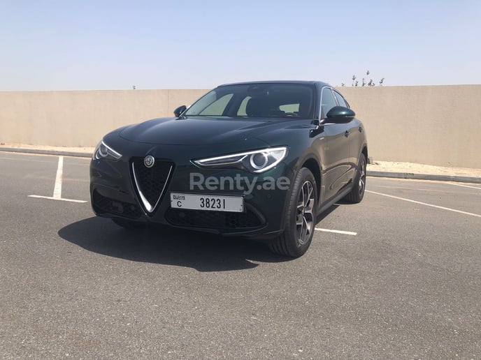 在迪拜 租 阿尔法-罗密欧 Stelvio (绿色), 2022