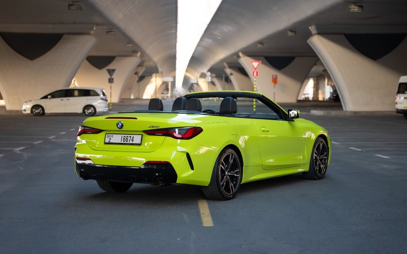 BMW 430i cabrio (Verde lime), 2023 in affitto a Ras Al Khaimah