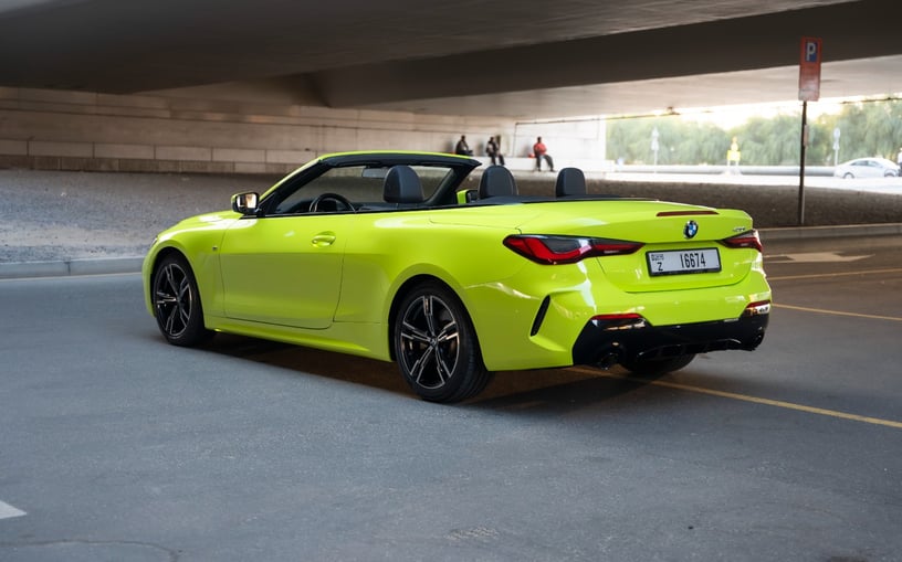 BMW 430i cabrio (Verde lime), 2023 in affitto a Ras Al Khaimah