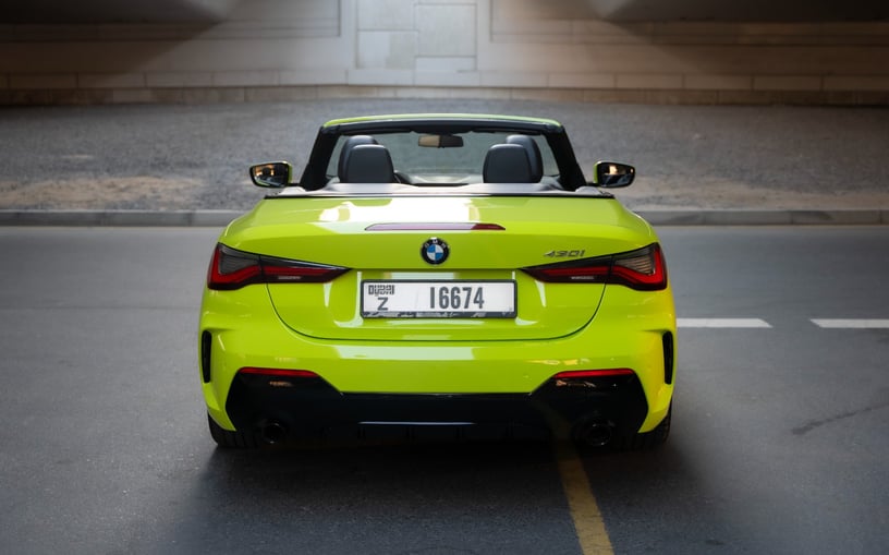 BMW 430i cabrio (Verde lime), 2023 in affitto a Ras Al Khaimah