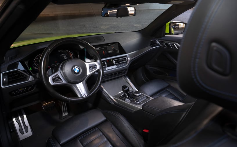 BMW 430i cabrio (Verde lime), 2023 in affitto a Ras Al Khaimah