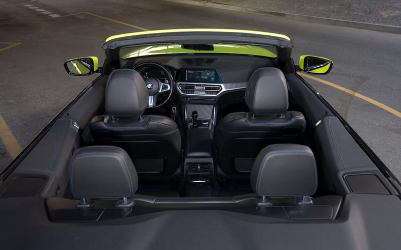 BMW 430i cabrio (Verde lime), 2023 in affitto a Ras Al Khaimah