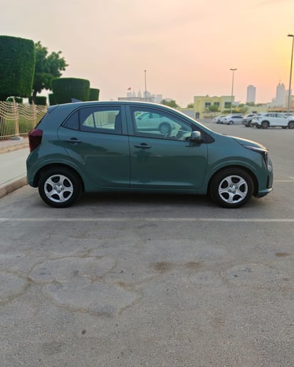 在迪拜 租 起亚Picanto (绿色), 2025