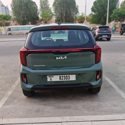 在迪拜 租 起亚Picanto (绿色), 2025