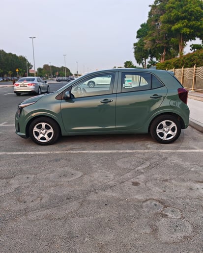 在迪拜 租 起亚Picanto (绿色), 2025