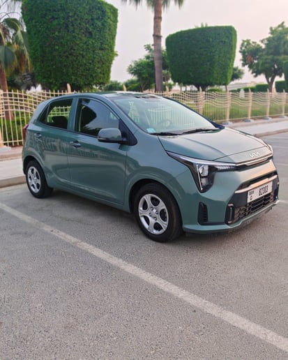 在迪拜 租 起亚Picanto (绿色), 2025